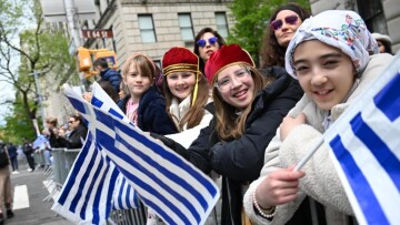 Με λαμπρότητα η παρέλαση της ελληνικής ομογένειας στην καρδιά του Μανχάταν
