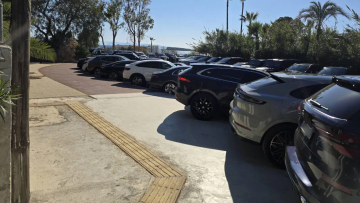 Σύλληψη 4 ατόμων στη Βούλα που έπαιρναν χρήματα για να παρκάρουν αυτοκίνητα σε δρόμους και πεζοδρόμια 
