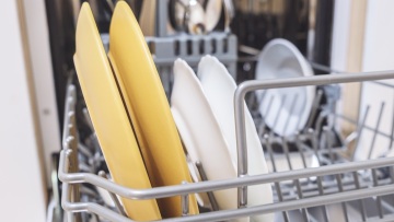 Αυτά είναι τα σκεύη που δεν πρέπει να μπαίνουν στο πλυντήριο πιάτων