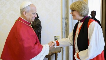 Ο Πάπας Λέων ΙΔ' υποδέχεται την πρώτη γυναίκα που ηγείται της Αγγλικανικής Εκκλησίας
