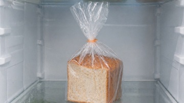 Βάζουμε το ψωμί του τοστ στο ψυγείο; Τι ισχύει πραγματικά