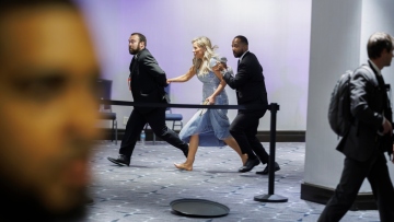 «Ήταν σαν σκηνή από το Χόλιγουντ αλλά συνέβαινε σε εμένα»: Ανταποκριτής του Guardian περιγράφει τον τρόμο στο δείπνο του Λευκού Οίκου