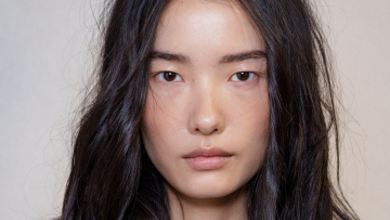 Dry shampoo: Ο απόλυτος σύμμαχός μας για όμορφα, καθαρά μαλλιά χωρίς λιπαρότητα ανάμεσα στα λουσίματα
