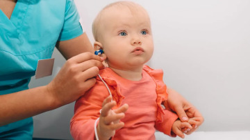 Κώφωση: Εγκρίθηκε η πρώτη γονιδιακή θεραπεία για κληρονομική απώλεια ακοής από τον FDA
