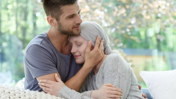 «Η γυναίκα μου πέθανε από καρκίνο ωοθηκών στα 46 της» – Μία τραγική ιστορία
