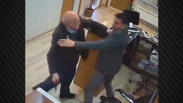 Τουρκία: Ηλικιωμένος μπήκε σε κυβερνητικό κτίριο με μπαλτά και επιτέθηκε σε υπάλληλο, δείτε βίντεο