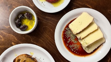 Φλάρος: Ένα νεο-καφενείο στο Παγκράτι με έντονη καπνιστή γεύση και έμφαση στα τυριά