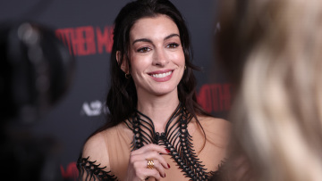 To μπορντό μανικιούρ της Anne Hathaway είναι η απόδειξη ότι οι σκούρες αποχρώσεις μπορούν να φορεθούν και την άνοιξη
