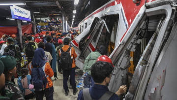 Σιδηροδρομική τραγωδία στην Ινδονησία: Τουλάχιστον 14 νεκροί και 81 τραυματίες, αγωνία για τους εγκλωβισμένους