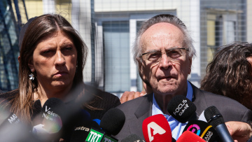 Ζωή Κωνσταντοπούλου και Νίκος Κωνσταντόπουλος διέκοψαν τις δηλώσεις τους επειδή τους ενοχλούσε η αναμμένη μηχανή αστυνομικού οχήματος, δείτε βίντεο