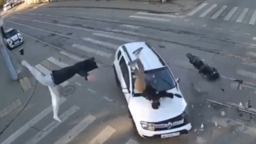 Σοκαριστικό τροχαίο δυστύχημα στη Ρωσία: Νεκρός 23χρονος οδηγός μοτοσικλέτας που συγκρούστηκε με αυτοκίνητο, δείτε βίντεο