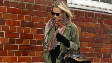 Η Kέιτ Μος εμφανίστηκε με τη νέα It-bag της σεζόν
