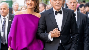 Αμάλ Κλούνεϊ: Συνδύασε το φούξια με το ιδανικό χρώμα για επίσημες εμφανίσεις