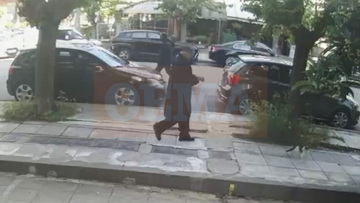 Βίντεο: Η στιγμή που ο 89χρονος παίρνει ταξί για να πάει στον ΕΦΚΑ Κεραμεικού