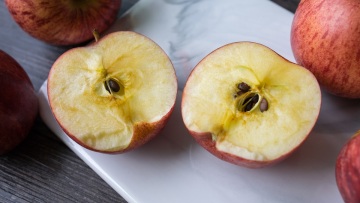 Γιατί μαυρίζουν τα κομμένα φρούτα – Το λάθος που τα χαλάει πιο γρήγορα