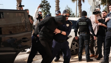 Με κουκούλα και αλεξίσφαιρο στον ανακριτή ο 20χρονος που σκότωσε τον 27χρονο στον Άγιο Δημήτριο, τι θα υποστηρίξει για την αλλαγή ρούχων και το κρυμμένο μαχαίρι