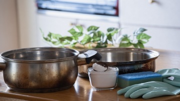 Πώς ξεκολλάει το φαγητό από την κατσαρόλα χωρίς τρίψιμο; – Το απλό κόλπο που «σώζει» τον πάτο