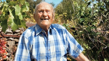 Ο Έλληνας που του έδιναν λίγους μήνες ζωής, αλλά έζησε για δεκαετίες επιστρέφοντας στην Ικαρία