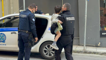 Συνελήφθη η μητέρα του 5χρονου που πετούσε αντικείμενα σε κεντρικό δρόμο στη Θεσσαλονίκη, από το μπαλκόνι 6ου ορόφου