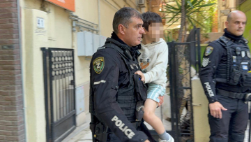 Παιδί 5 ετών μόνο του σε μπαλκόνι 6ου ορόφου πολυκατοικίας, πετούσε αντικείμενα σε κεντρικό δρόμο στη Θεσσαλονίκη - Δείτε βίντεο και φωτογραφίες
