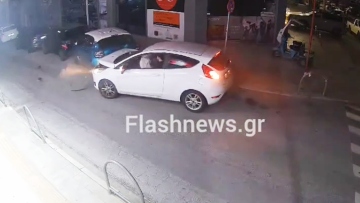 Τροχαίο στα Χανιά: Η στιγμή που οδηγός ΙΧ χάνει τον έλεγχο και «καρφώνεται» σε σταθμευμένα ΙΧ, δείτε βίντεο