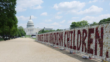 Ουάσινγκτον: Ένας φράχτης από λούτρινα αρκουδάκια για τα χαμένα παιδιά της Ουκρανίας