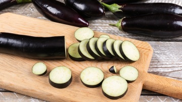Πώς ξεπικρίζουμε σωστά τη μελιτζάνα για τέλεια γεύση και υφή