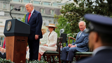Ο Τραμπ υποδέχτηκε τον Κάρολο στον Λευκό Οίκο, «η μητέρα μου ήταν τσιμπημένη μαζί σου» του είπε, δείτε βίντεο