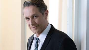 Αιμίλιος Χειλάκης: Καλοκαιρινή θεατρική επιστροφή με κωμωδία 