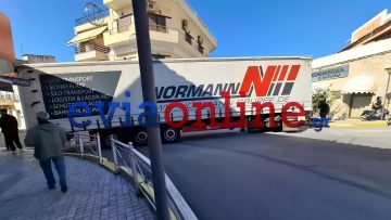 Δείτε εικόνες: Νταλίκα σφήνωσε σε κεντρικό δρόμο στο Αλιβέρι λόγω... λάθους του GPS, έκοψαν κάγκελο για να περάσει