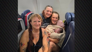 Επιβάτες ξεγέννησαν γυναίκα κατά τη διάρκεια πτήσης στις ΗΠΑ, χρησιμοποίησαν κορδόνι για να δέσουν τον ομφάλιο λώρο