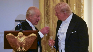 Βασιλιάς Κάρολος προς Τραμπ: «Χωρίς τους Βρετανούς, θα μιλούσατε γαλλικά»