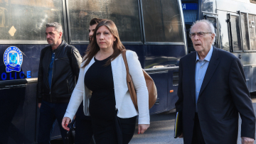 Δίκη για Τέμπη: Οι εντάσεις για τη δήλωση του Ελληνικού Δημοσίου και το νέο «λίφτινγκ» στην αίθουσα για επιπλέον 100 θέσεις