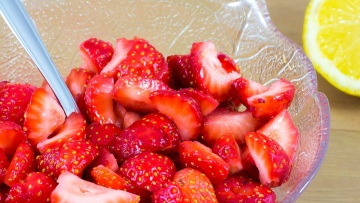 Φράουλες με ζάχαρη: Η σπιτική πολυτέλεια των ’90s με 2 υλικά – έτοιμη σε 20 λεπτά