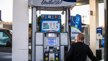 Οι τιμές των καυσίμων στις ΗΠΑ φθάνουν στο υψηλότερο επίπεδο αφότου ξεκίνησε η σύγκρουση με το Ιράν