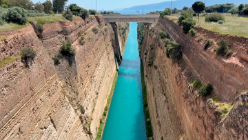 Οι αυτοκτονίες στον Ισθμό της Κορίνθου: Η γυναίκα με το μωρό, ο άνδρας που μετάνιωσε - Όσα έχει δει ο περιπτεράς της γέφυρας