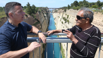 Οι αυτοκτονίες στον Ισθμό της Κορίνθου: Η γυναίκα με το μωρό, ο άνδρας που μετάνιωσε - Όσα έχει δει ο περιπτεράς της γέφυρας