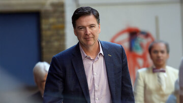 Παραδόθηκε στους εισαγγελείς ο Κόμεϊ που κατηγορείται ότι απείλησε τη ζωή του Τραμπ