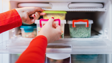 Ειδικοί συνιστούν να βάλεις ένα νόμισμα στην κατάψυξη: Το κόλπο που ακούγεται γελοίο, αλλά είναι πολύ χρήσιμο