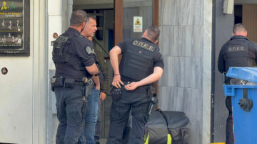 Άνδρες της ΟΠΚΕ στην πολυκατοικία του 20χρονου που έχει ταμπουρωθεί και πετάει αντικείμενα από το μπαλκόνι του στη Θεσσαλονίκη, δείτε βίντεο