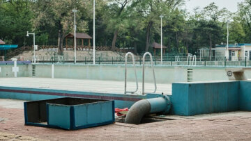 Εργαζόμενος κατέρρευσε και έπεσε σε άδεια πισίνα από ύψος 2,5 μέτρων στην Κρήτη