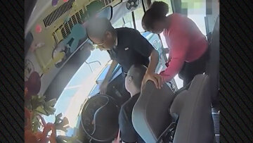 Συγκλονιστικό βίντεο: Μαθητές ήρωες στο Μισισίπι σταματούν σχολικό μετά τη λιποθυμία της οδηγού στο τιμόνι