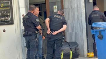 Άνδρες της ΟΠΚΕ μπαίνουν στην πολυκατοικία του 20χρονου που έχει ταμπουρωθεί και πετάει αντικείμενα από το μπαλκόνι του στη Θεσσαλονίκη, δείτε βίντεο