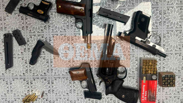 Επιχείρηση της ΕΛΑΣ στη Δυτική Αττική, μόνο σε ένα σπίτι στο Μενίδι βρέθηκαν 4 όπλα, γεμιστήρες και μαχαίρι