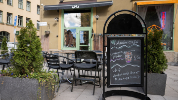 Καφέ στην Στοκχόλμη έχει ως μάνατζερ την Τεχνητή Νοημοσύνη: Η «Μόνα» φτιάχνει μενού, προσλαμβάνει υπαλλήλους και κάνει γκάφες