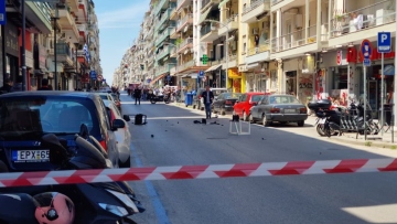 Συναγερμός στη Θεσσαλονίκη: Φοιτητής απειλεί να πέσει από τον τρίτο όροφο πολυκατοικίας, δείτε βίντεο