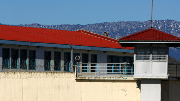 Στις σόλες από τις παντόφλες είχε κρύψει τα ναρκωτικά η γυναίκα που συνελήφθη στις φυλακές Τρικάλων, δείτε φωτογραφία