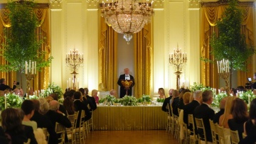 Δείπνο Τραμπ με βασιλιά Κάρολο στον Λευκό Οίκο: Μηνύματα συμμαχίας και αναφορά στον Σαίξπηρ, δείτε βίντεο