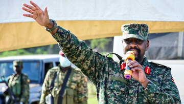 Ο αρχηγός του στρατού της Ουγκάντα έκανε τεστ DNA: «Είμαι κατά 14% Έλληνας, πάντα ήξερα ότι είχα συγγένεια με τον... Μέγα Αλέξανδρο»