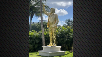 Ο Τραμπ έγινε τώρα και χρυσό άγαλμα με υψωμένη γροθιά
